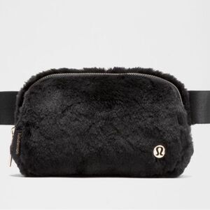 9051 - NWT - Lululemon Everywhere Belt Bag - Blk/gold plush fleece